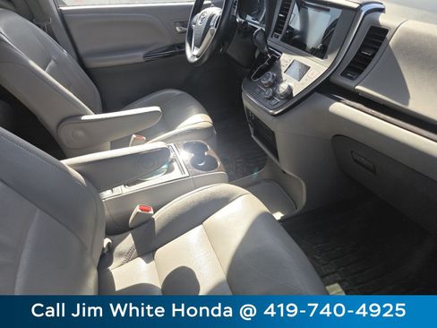 Used 2017 Toyota Sienna XLE FWD image 18