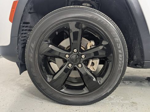 Used 2023 Jeep Grand Cherokee Altitude RWD image 11