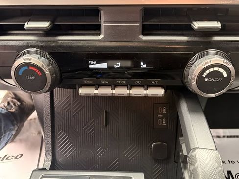 Used 2025 Toyota 4Runner SR5 AWD/4WD image 27