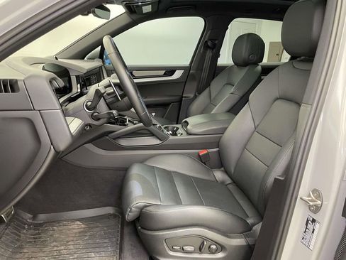 Used 2025 Porsche Cayenne S image 5
