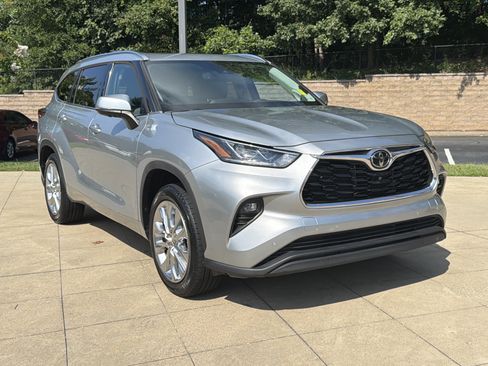 Used 2023 Toyota Highlander Limited FWD image 3