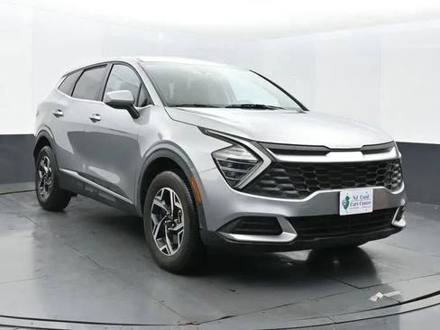 Used 2024 Kia Sportage LX image 2