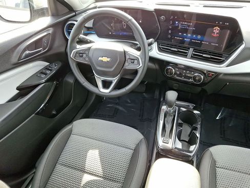 Used 2024 Chevrolet Trax LT w/ Driver Confidence Package FWD image 10