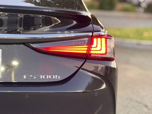 Used 2025 Lexus ES 300h 300h image 14