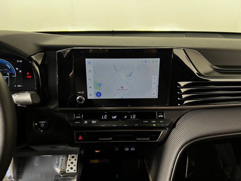 Used 2025 Toyota Camry SE FWD image 18