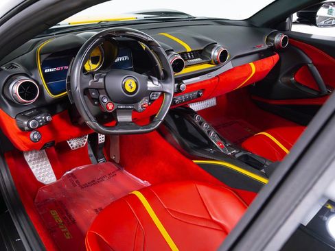 Used 2021 Ferrari 812 GTS image 28