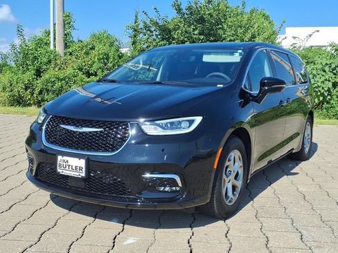 Used 2024 Chrysler Pacifica Limited FWD image 3