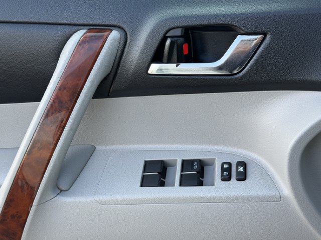 Used 2012 Toyota Highlander Limited w/ Tow Pkg FWD image 22