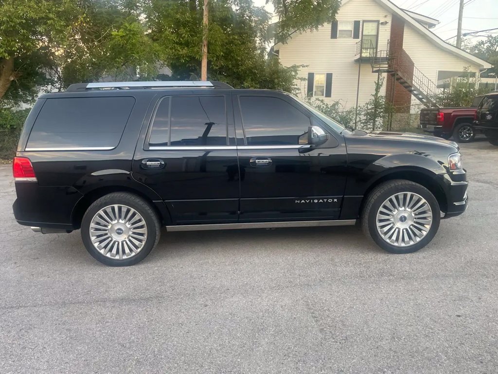 Used 2017 Lincoln Navigator Reserve AWD/4WD image 4