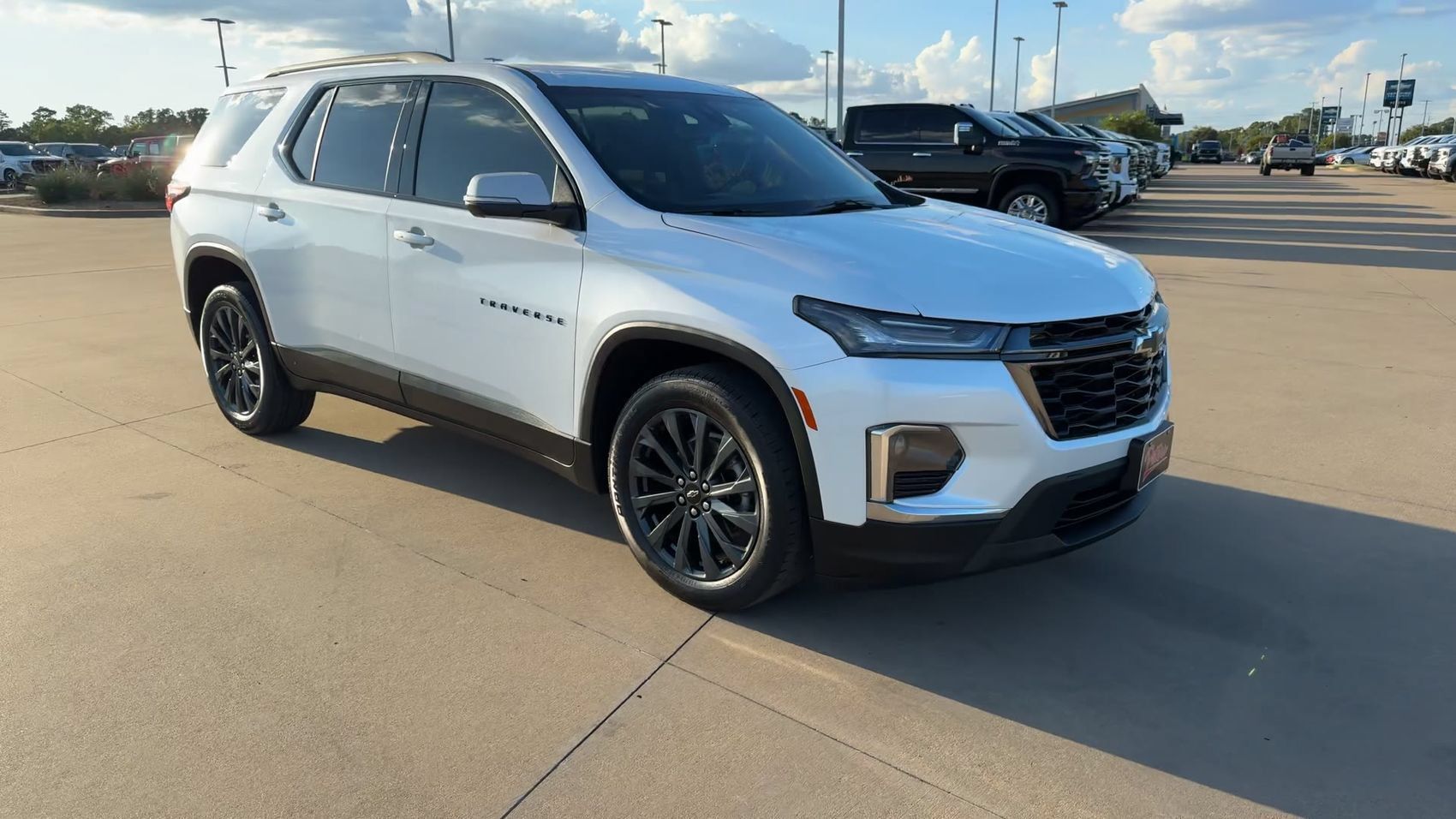 Used 2023 Chevrolet Traverse RS FWD image 3