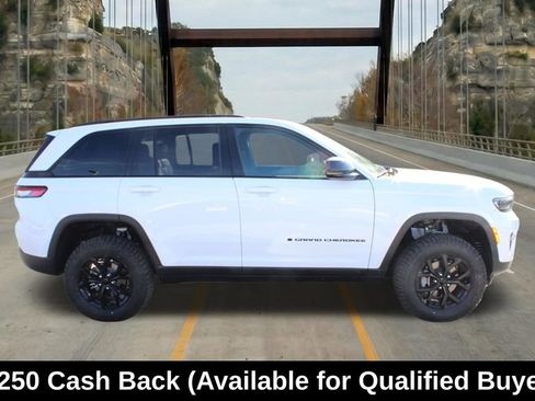 New 2025 Jeep Grand Cherokee Altitude AWD/4WD image 8