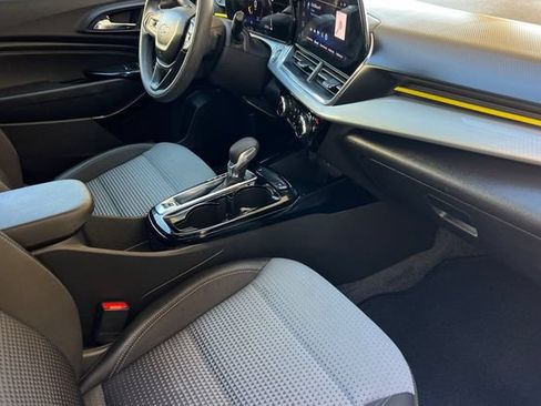 Used 2025 Chevrolet Trax LT FWD image 20