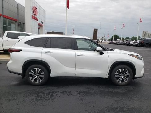 Used 2024 Toyota Highlander XLE AWD/4WD image 4