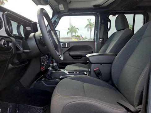 Used 2024 Jeep Gladiator Sport AWD/4WD image 18