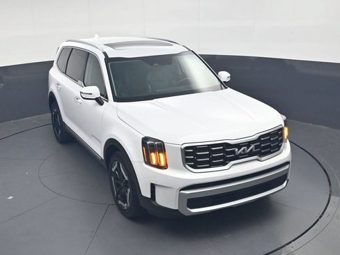 Used 2025 Kia Telluride S FWD image 32