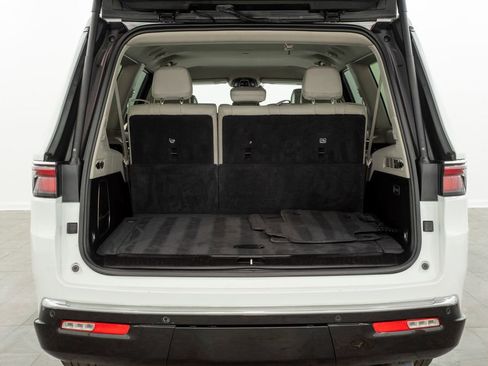 Used 2024 Jeep Wagoneer L Series II image 17