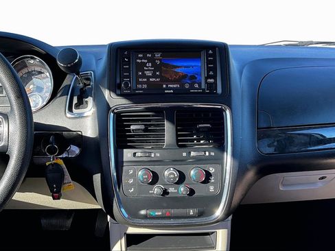 Used 2018 Dodge Grand Caravan SE w/ UConnect Hands-Free Group image 6