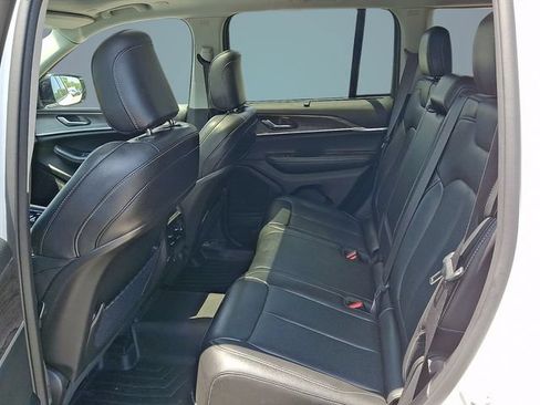Used 2023 Jeep Grand Cherokee Limited w/ Luxury Tech Group II AWD/4WD image 7