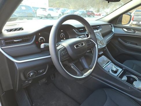 Used 2024 Jeep Grand Cherokee Laredo X image 16