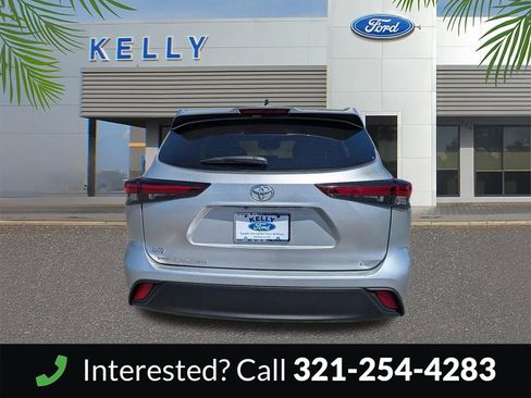 Used 2024 Toyota Highlander LE FWD image 7