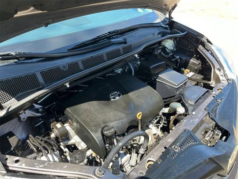 Used 2020 Toyota Sienna L w/ Carpet Mat Package image 30
