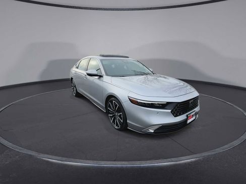 Used 2023 Honda Accord Touring image 2