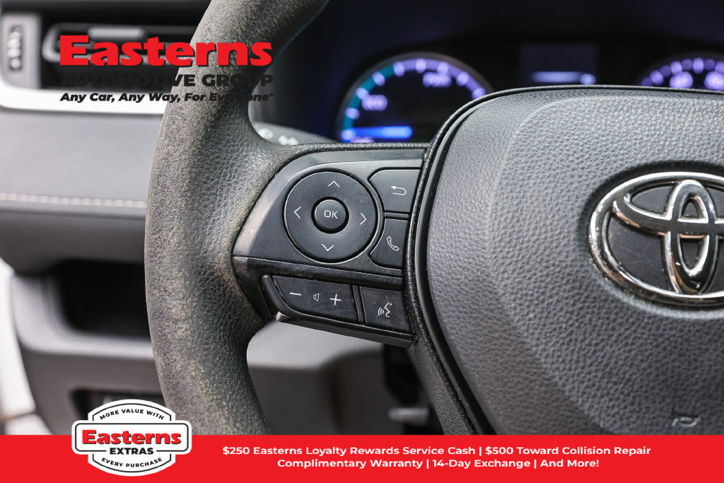Used 2022 Toyota RAV4 LE AWD/4WD image 16