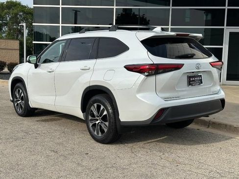 Used 2022 Toyota Highlander XLE AWD/4WD image 7