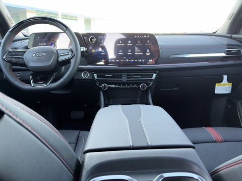 Used 2025 Chevrolet Traverse RS image 13