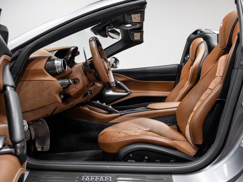 Used 2021 Ferrari 812 GTS image 8