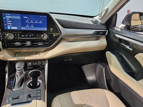 Used 2023 Toyota Highlander Limited AWD/4WD image 11