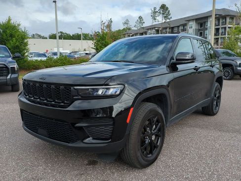 Used 2025 Jeep Grand Cherokee Altitude image 2