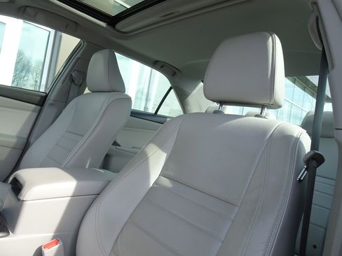 Used 2016 Toyota Camry XLE w/ Moonroof Package image 10