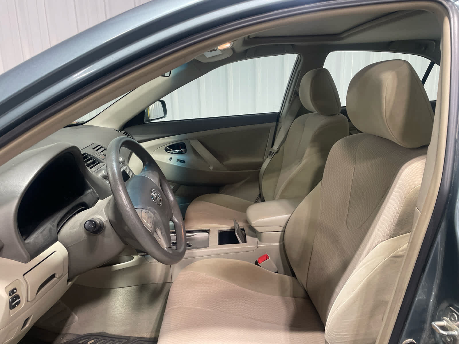 Used 2010 Toyota Camry LE FWD image 6