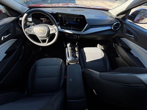 Used 2025 Chevrolet Trax LT image 32