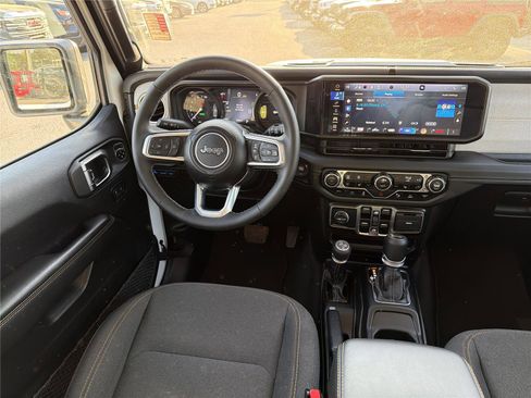 Used 2025 Jeep Wrangler Sahara w/ Safety Group image 21