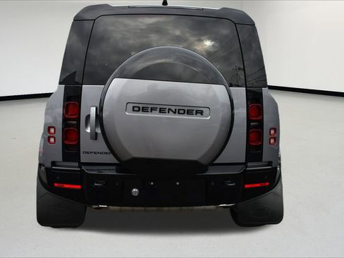 Used 2024 Land Rover Defender 90 X-Dynamic SE image 4