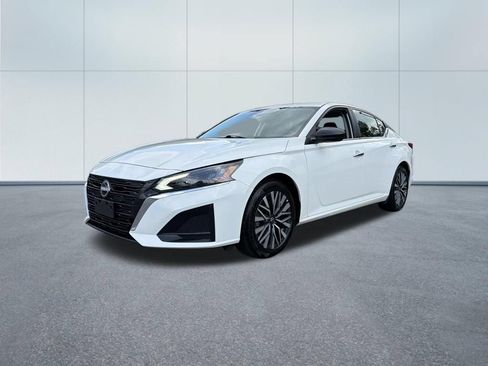 Used 2025 Nissan Altima 2.5 SV FWD image 2