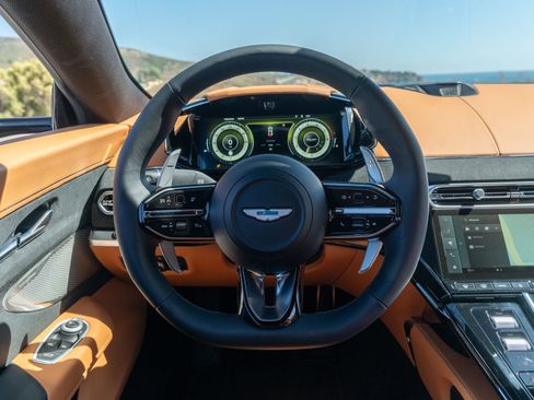 Used 2025 Aston Martin V8 Vantage Coupe RWD image 19