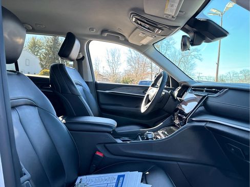 Used 2023 Jeep Grand Cherokee Limited image 25