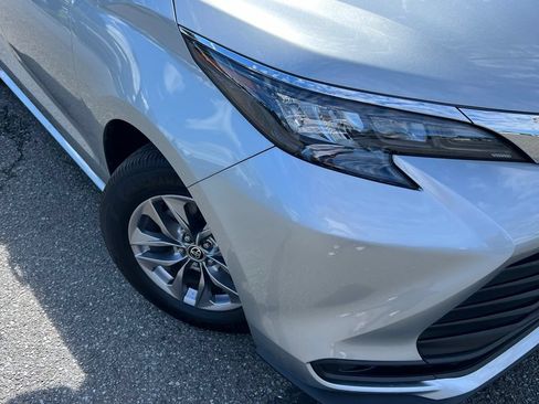 Used 2025 Toyota Sienna LE AWD/4WD image 2