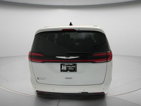 Used 2024 Chrysler Pacifica Touring-L FWD image 5