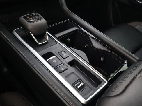 Used 2024 Nissan Pathfinder SL FWD image 26