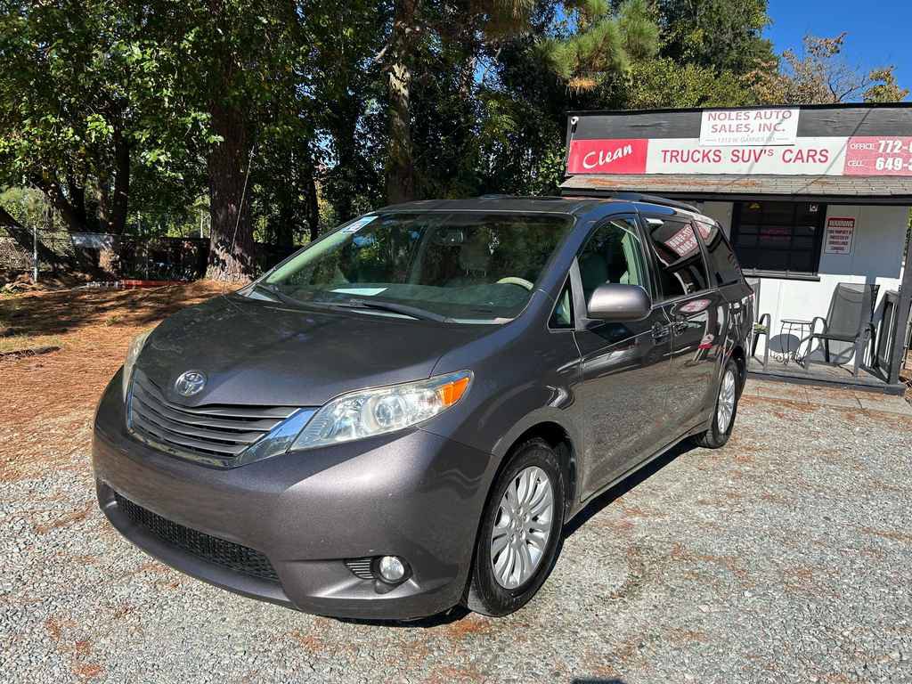 Used 2014 Toyota Sienna XLE FWD image 3