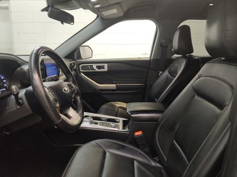 Used 2022 Ford Explorer XLT w/ Equipment Group 202A AWD/4WD image 17
