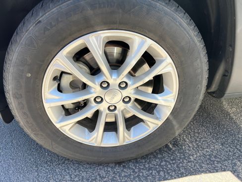 Used 2019 Jeep Cherokee Latitude w/ Popular Appearance Group AWD/4WD image 11