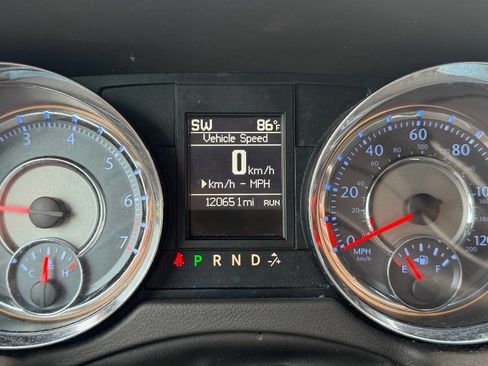 Used 2014 Chrysler Town & Country Touring FWD image 15