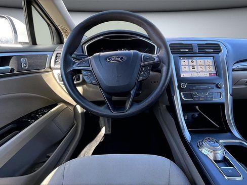 Used 2017 Ford Fusion SE w/ Fusion SE Technology Package image 8