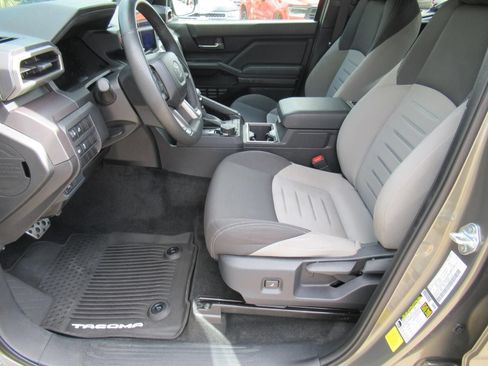 Used 2025 Toyota Tacoma TRD Sport AWD/4WD image 15