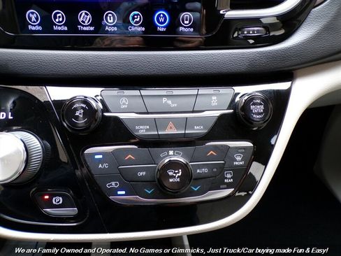 Used 2017 Chrysler Pacifica Touring-L Plus image 46